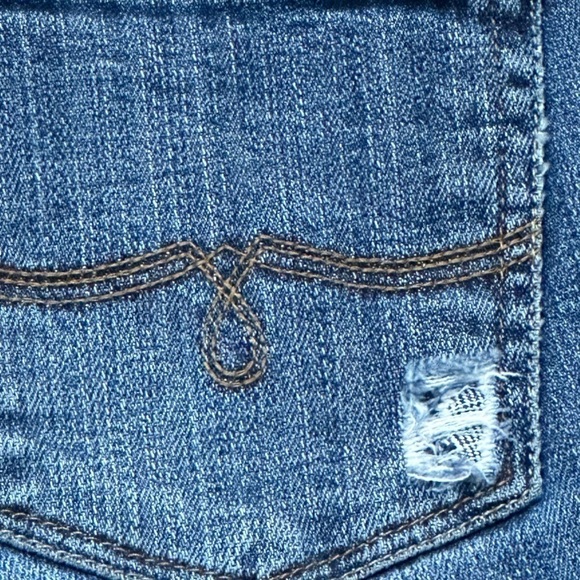 Lucky Brand Lolita Capri Distressed w/ Patches Sewn In Fading & Whiskering 0/25 - Picture 6 of 13